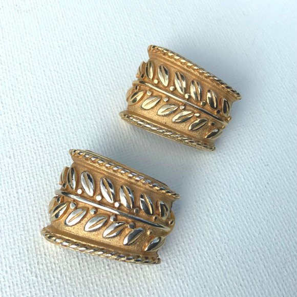 Vintage 80s Hobe Brushed Goldtone Clip On Statement Earrings - Picture 16 of 16